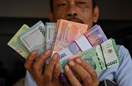 Rupiah Drops Below 16,000 Mark, Reaches Four-Year Low Against US Dollar