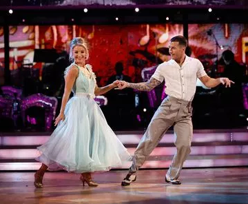 “Strictly Come Dancing 2022: First Live Show Kicks Off in Style”